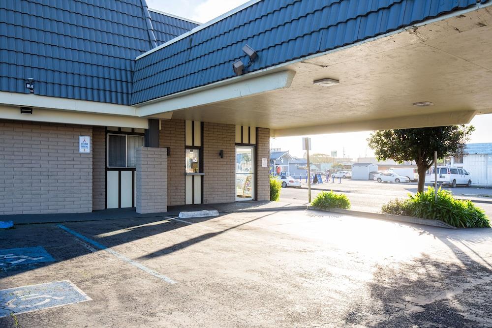 Super 8 By Wyndham Hotel 3*