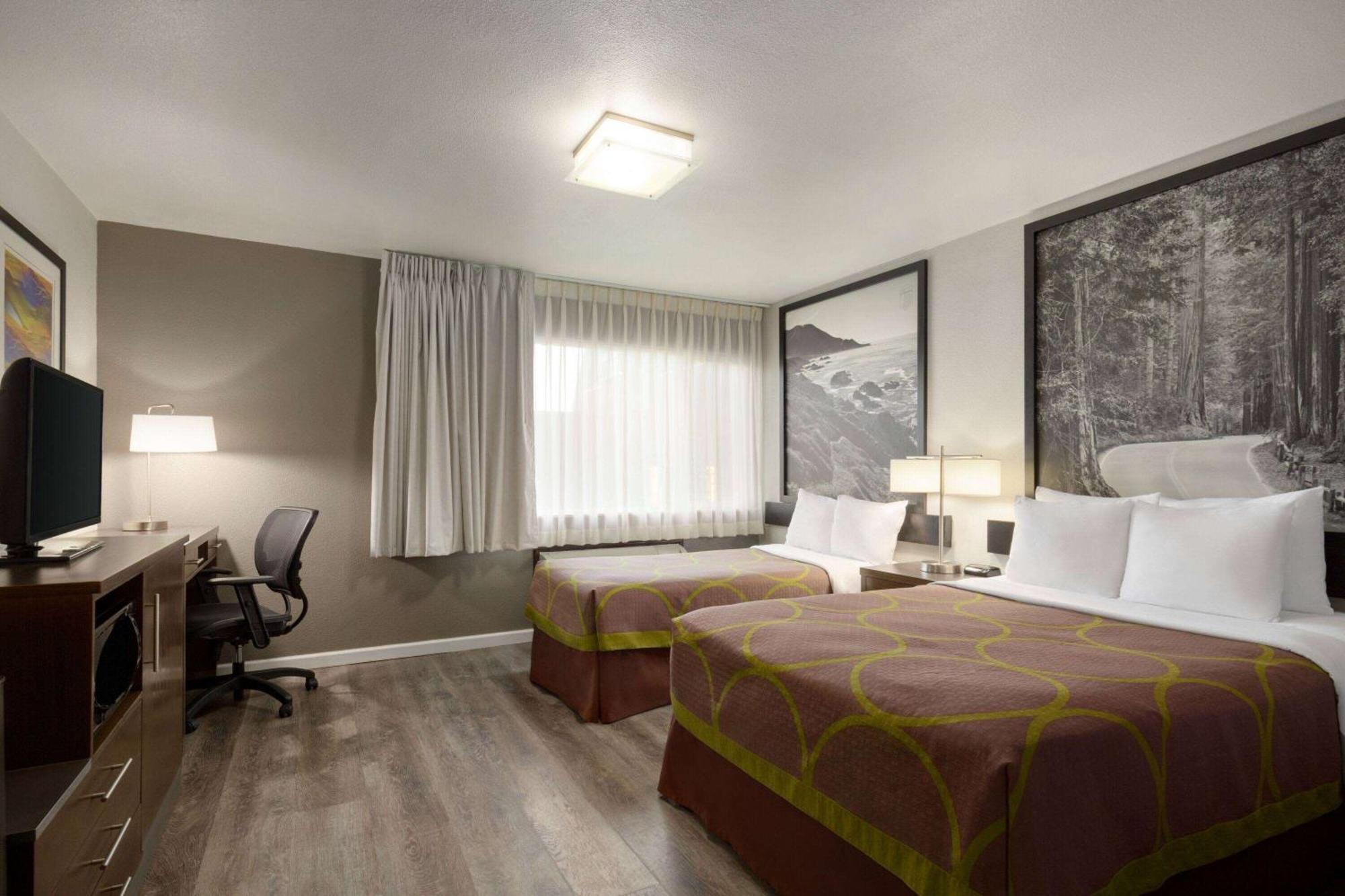 Super 8 By Wyndham Hotel